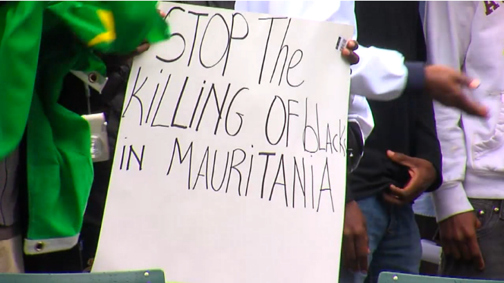 أوقفوا قتل السود في موريتانيا الشعارات التي يرفعها مشتبهون في اميركا