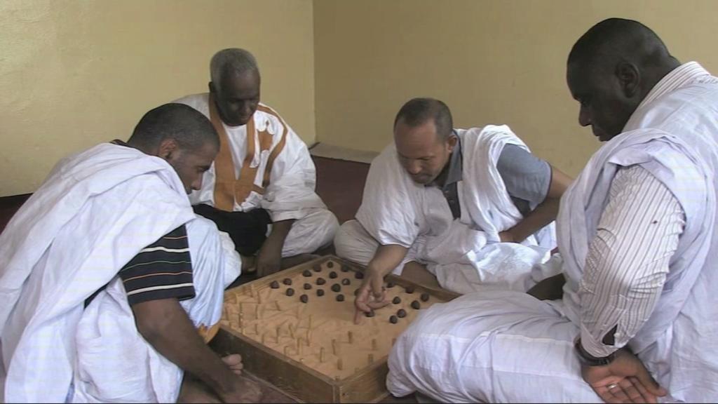 لعبة ظامت أو أصرند أو الشطرنج الرملي، هي اللعبة الأكثر تعقيدًا ونخبوية لدى مجتمع البيظان