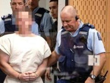 المتهم  الأسترالي ظهر بثياب السجن البيضاء مصفدا بالاغلال