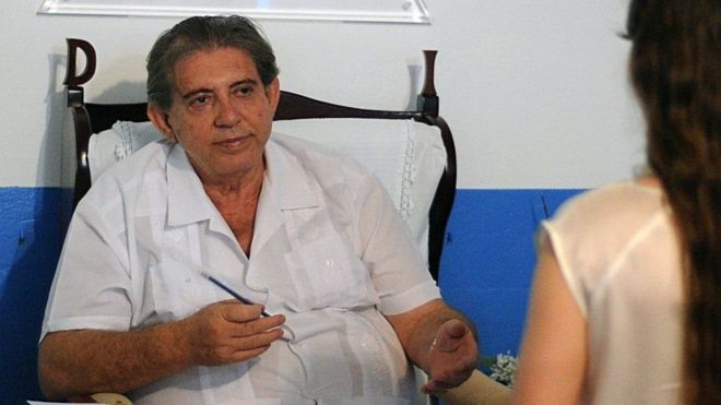  منح دي فاريا نفسه لقب "معالج روحاني"، وزعم أنه يجري ما أسماه بـ "جراحات نفسية"  (صورته)