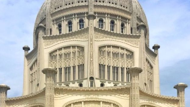 يعتقدون بأن نور الله قد تجلى في آدم وإبراهيم وموسى وكريشنا وزرادشت وبوذا والمسيح ومحمد والباب وبهاء الله.